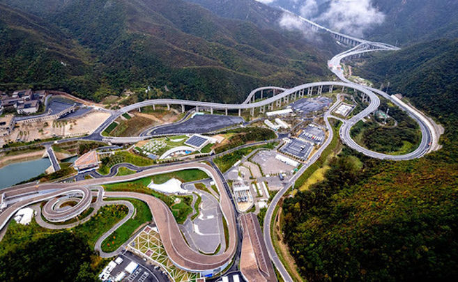 Centro Nacional de Deslizamiento en Yanqing / OLYMPICS