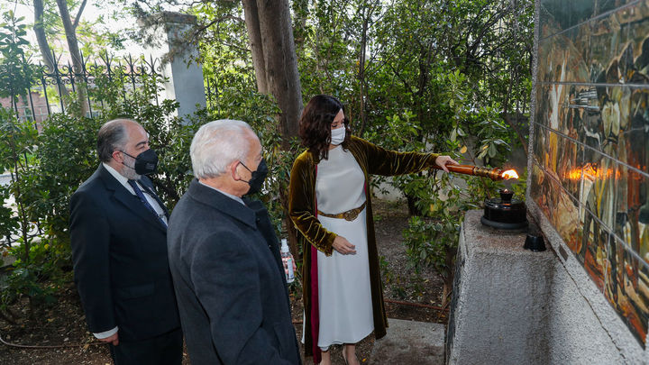 Ofrenda el 2 de mayo en el cementerio de La Florida / COMUNIDAD MADRID