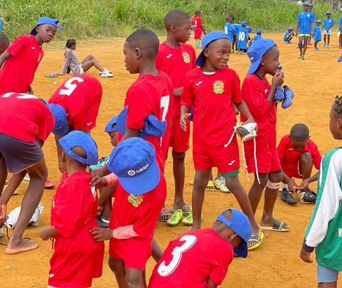 Guineanos con las equipaciones del Fuenlabrada / CF FUENLABRADA