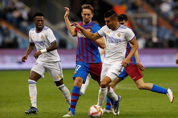 Casemiro ante el Barcelona / EFE