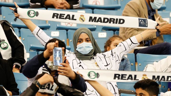 Aficinada del Real Madrid en Arabia / EFE