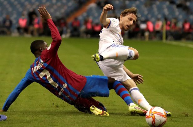 Modric ante el Barcelona / EFE