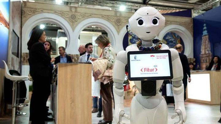 Un robot anfitrión en uno de los stands de Fitur 2021 / IFEMA