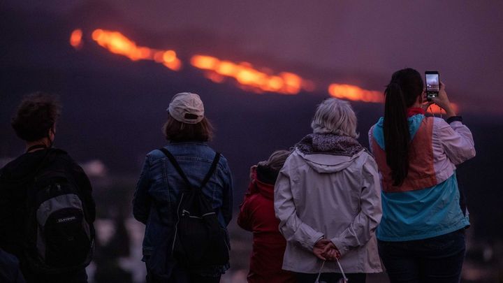 Un grupo de turistas durante la erupción del volcán Cumbre Vieja en la isla de La Palma / EUROPA PRESS