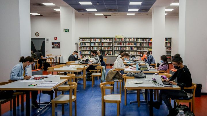 Interior de la biblioteca pública Elena Fortún / EP