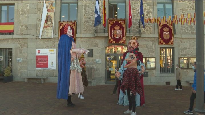 Gigantes y cabezudos en las fiestas de Valdemorillo / TELEMADRID