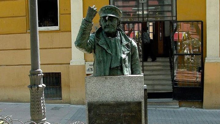 Estatua dedicada a Ángeles Rodríguez Hidalgo, 'la abuela rockera' / ARCHIVO