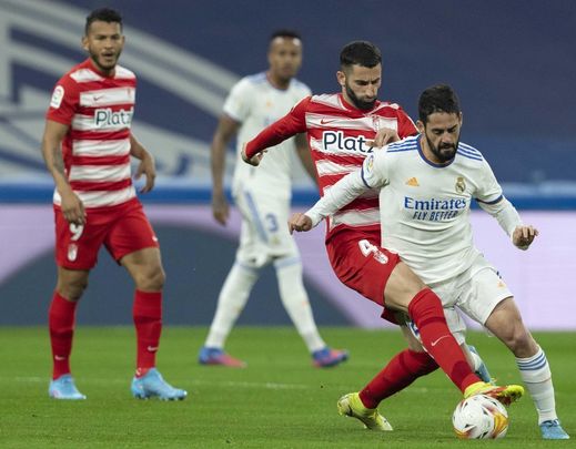 Isco ante el Granada / EFE