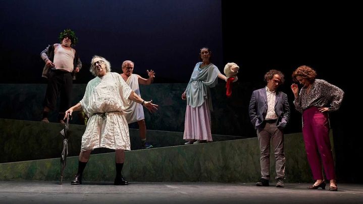 La compañía catalana Els Joglars,  durante la representación de la obra 'Que salga Aristófanes' en los Teatros del Canal / ELS JOGLARS