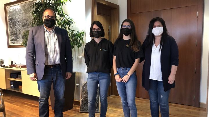 Las dos jóvenes científicas entre el alcalde y la concejal de Educación de Leganés / AYTO LEGANÉS