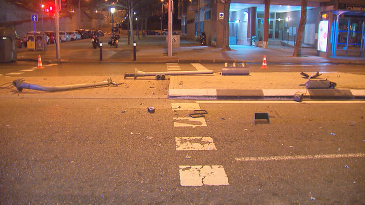 Así quedó el semáforo tras colisionar contra él un  coche en la Avenida de Valladolid la madrugada de este viernes / Telemadrid.es
