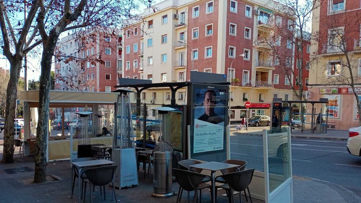 Terrazas junto a una parada del autobús en el Barrio de laConcepcion / FRAVM
