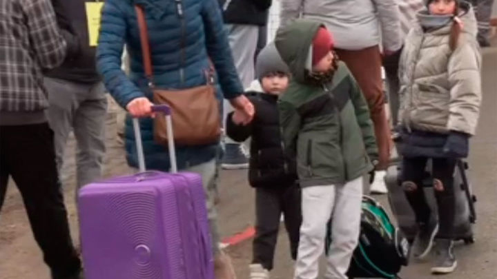 Ucranianos huyendo de la guerra cruzan a Rumania / Telemadrid
