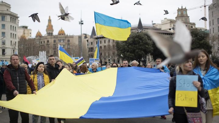 Vista de la manifestación de ucranianos contra la invasión rusa en Barcelona este sábado / EFE