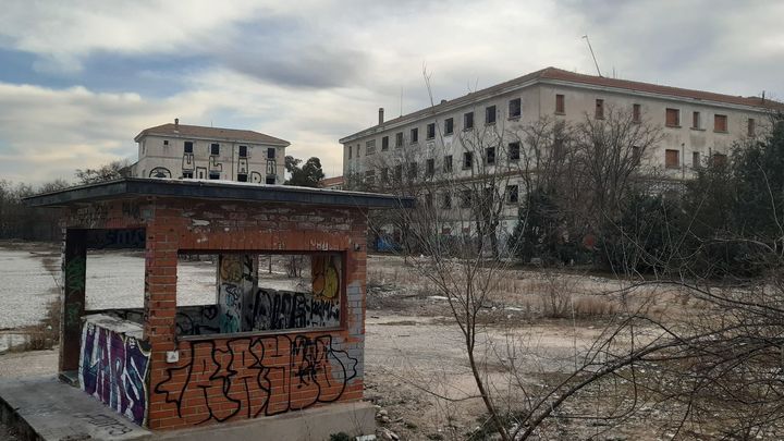 Uno de los cuarteles abandonados en Campamento, junto a la A-5 / P.O.
