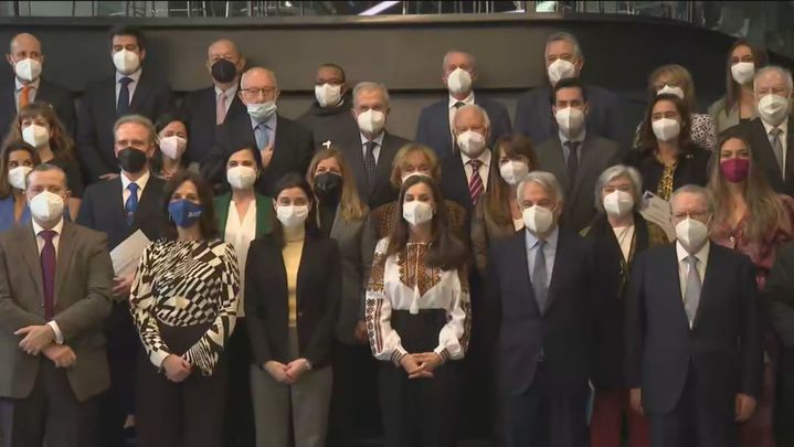 La Reina muestra su solidaridad luciendo una blusa ucraniana en el acto de Mutua Madrileña / TELEMADRID