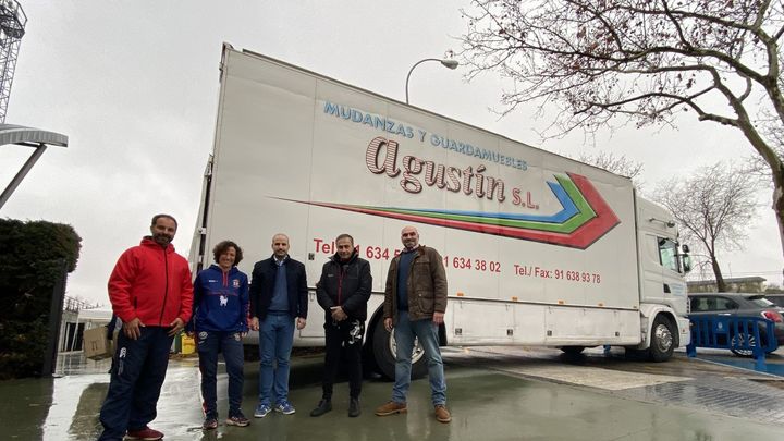 Miembros de la Corporación majariega junto a uno de los camiones que trasportarán el cargamento / AYTO MAJADAHONDA