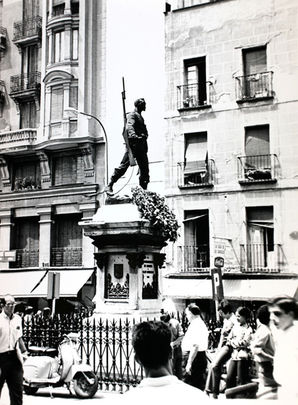 Estatua a Eloy Gonzalo, el héroe de Cascorro, en la Plaza de Cascorro (1969) / ARCHIVO REGIONAL