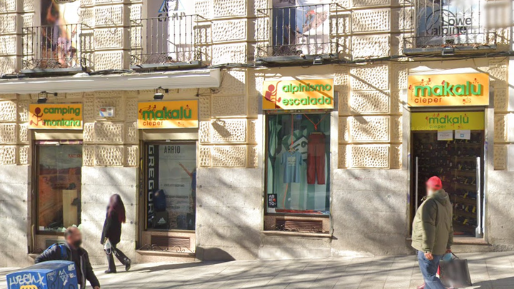 Una de las tiendas de artículos de montaña en la Ribera de Curtidores / GSV