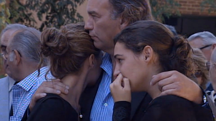 Bertín Osborne con sus hijas en el funeral de Sandra Domecq / DIEZ MOMENTOS