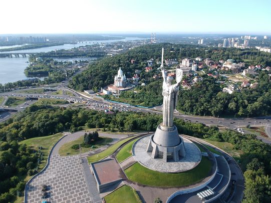 Monumento a la Madre Patria en Kiev / MAKSYM KOZLENCO