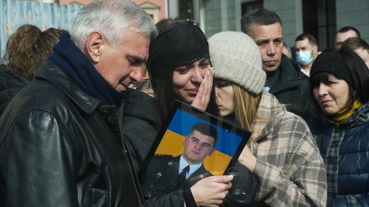 Familiares y amigos de un soldado ucraniano muerto en combate / EFE