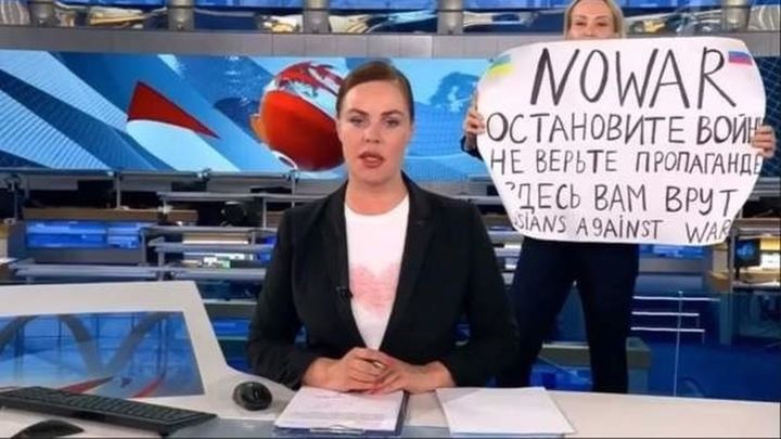 Protesta de una trabajadora de la tv pública rusa en contra de la guerra / TELEMADRID
