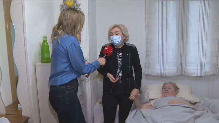 Lili con su madre postrada en cama / REDACCIÓN