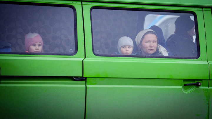 Una familia ucraniana en un vehículo / EUROPA PRESS