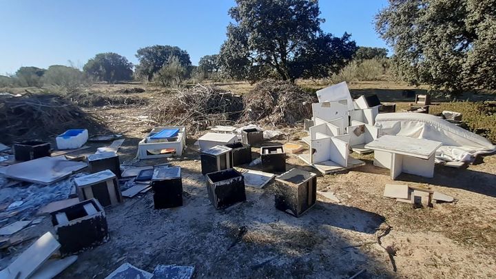 Vertido ilegal de escombros y enseres domésticos en un paraje próximo al polígono industrial Ventorro del Cano / P.O.