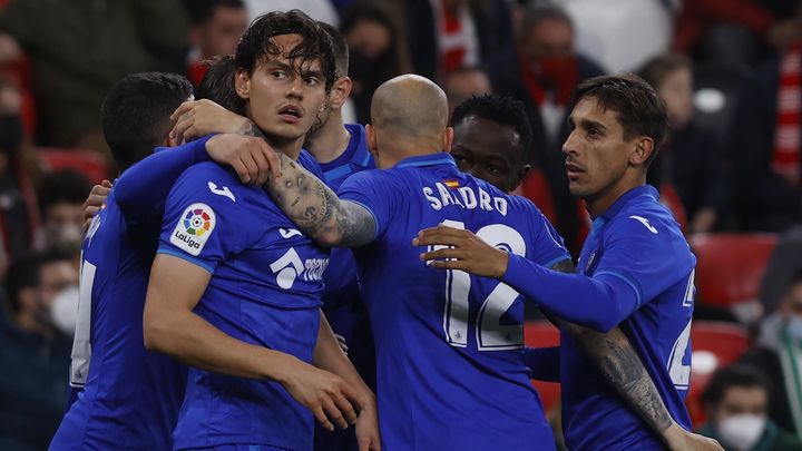 Enes Unal celebra el gol con sus compañeros / EFE