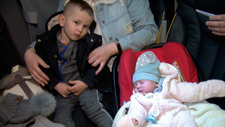 Emilia, de tan solo 19 días de vida, refugiada de Ucrania en Madrid / Telemadrid.es