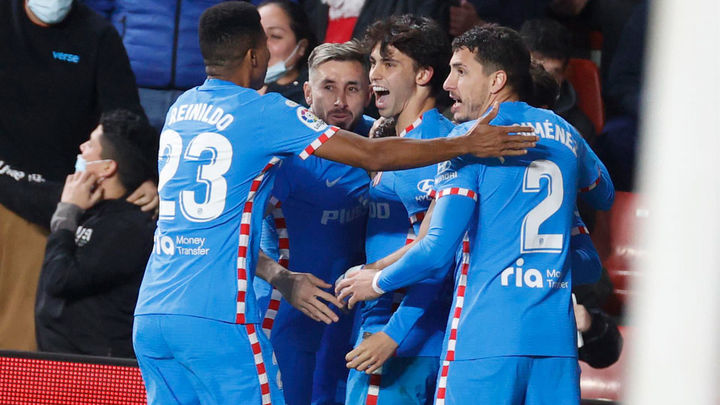 Los jugadores del Atlético de Madrid celebran tras marcar ante el Rayo Vallecano / EFE