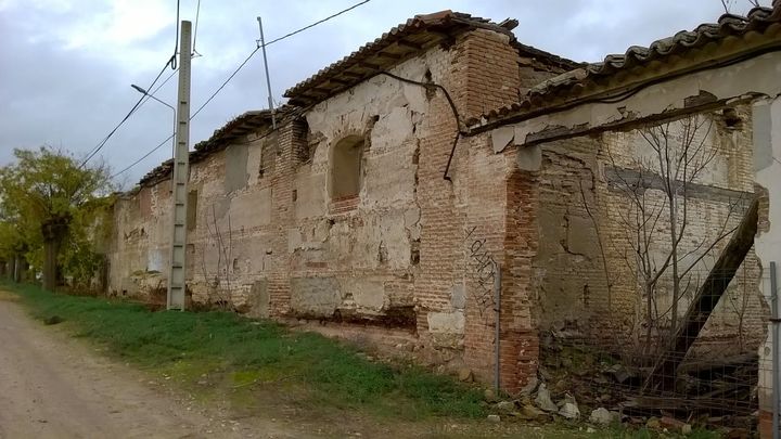 Edificios en ruinas en Fresno de Torote / P.O.