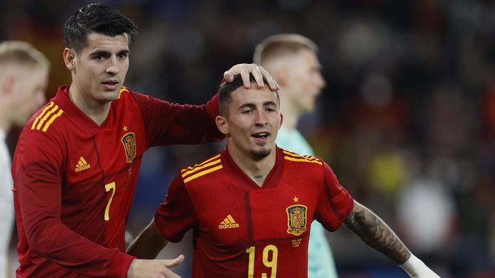 Morata felicita a Yeremi / EFE