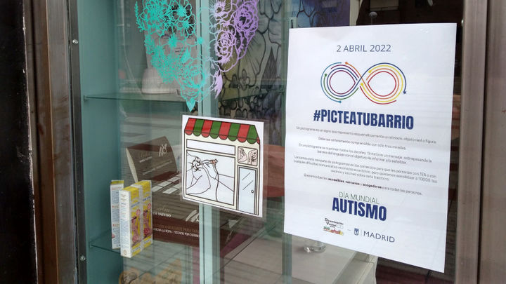 Pictograma a la entrada de un local de tatuajes en el barrio de Lucero, en Latina / FRAVM