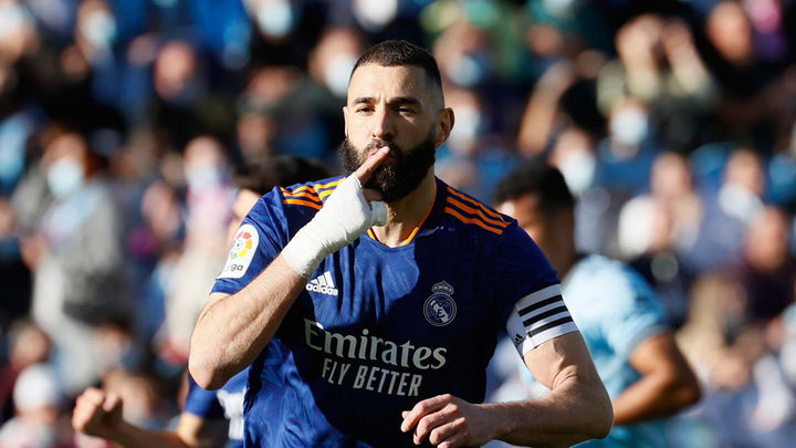 El delantero francés del Real Madrid Karim Benzema celebra el primer gol del equipo madridista ante el Celta, durante el encuentro correspondiente a la jornada 30 de Liga en Primera División que Celta de Vigo y Real Madrid disputan hoy sábado en el estadio de Balaídos / EFE