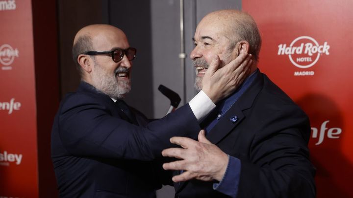 Antonio Resines recibe el saludo de Javier Cámara durante la gala de entrega de los premios Fotogramas de Plata / EFE