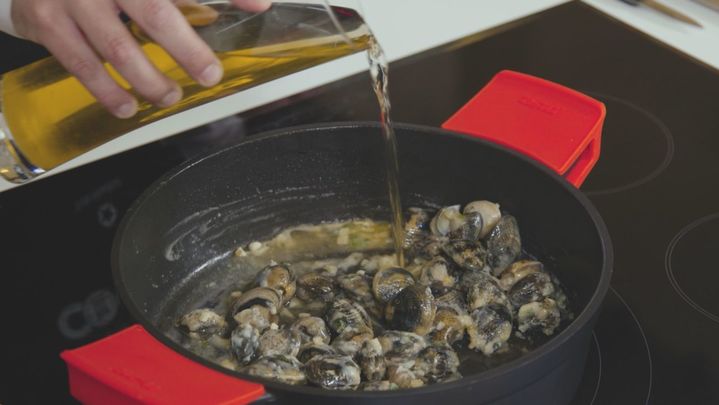 Receta de cardo en salsa de almendra y almejas