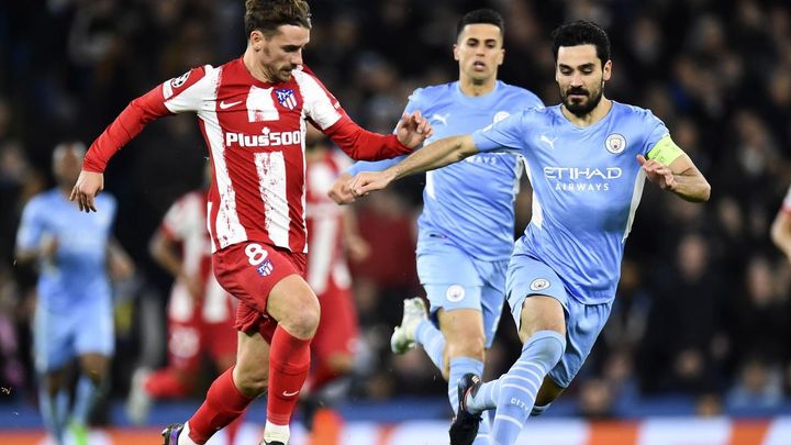 Antoine Griezmann disputa un balón a Ilkay Gundogan en el Manchester City- Atlético de Madrid de Champions League / EFE