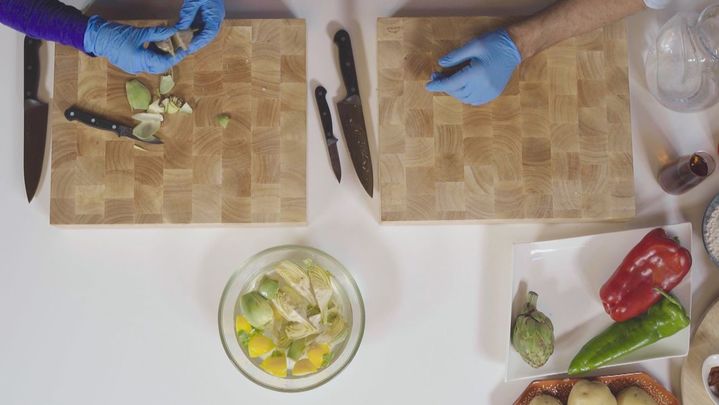 Receta de puchero de patatas con alcachofas y chili