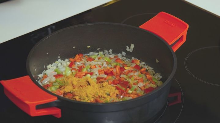 Receta de puchero de patatas con alcachofas y chili