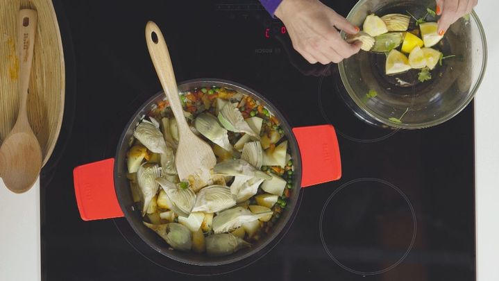 Receta de puchero de patatas con alcachofas y chili