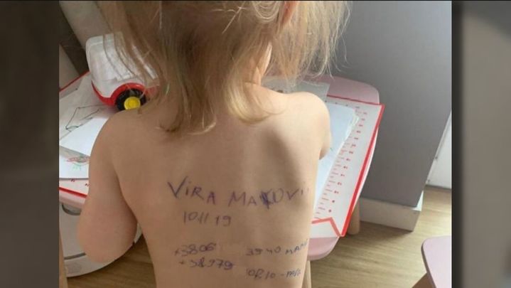 Niña ucraniana con su nombre escrito en la espalda / TELEMADRID