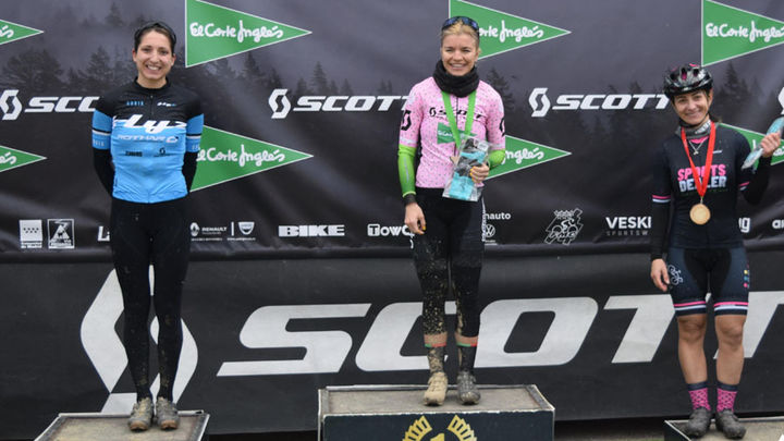 Podio femenino / @FMCICLISMO