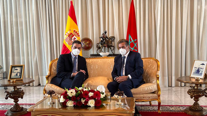 Pedro Sánchez con su homólogo marroquí Aziz Ajanuch / EFE