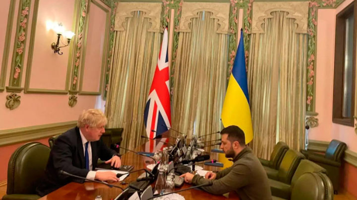 Reunión sorpresa entre el primer ministro de Reino Unido, Boris Johnson, y el presidente de Ucrania, Volodimir Zelenski / EMBAJADA DE UCRANIA EN REINO UNIDO / TWITTER