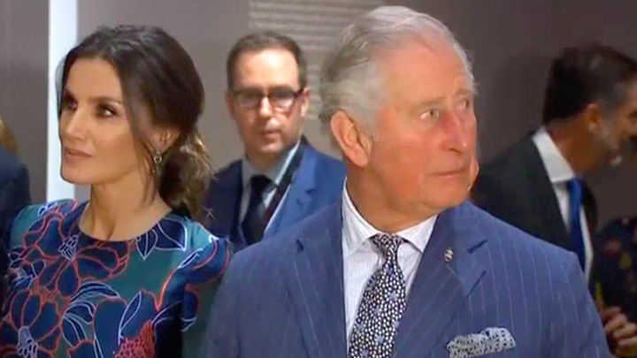 La Reina Letizia en compañía del príncipe Carlos, en una visita oficial / Telemadrid