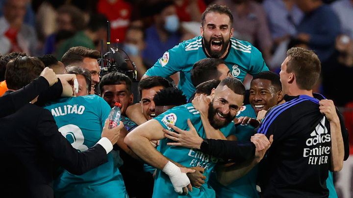 El delantero del Real Madrid Karim Benzema (3d) celebra su gol, el tercero del equipo blanco ante el Sevilla FC, durante el partido correspondiente a la jornada 32 de LaLiga / EFE
