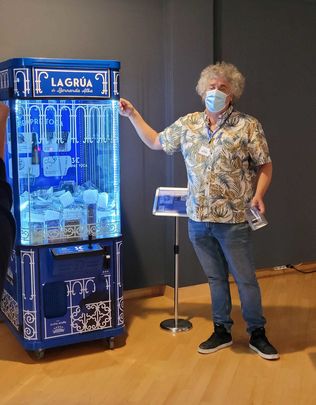 El autor de las máquinas junto a la 'Grúa de Bernarda Alba' / AYTO ALCALÁ DE HENARES